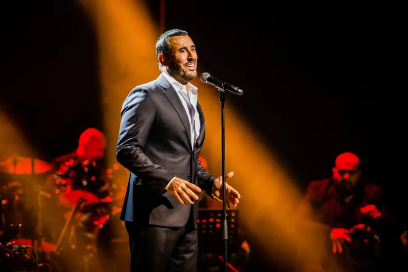 موقف محرج لشاب تقدم لخطبة صديقته خلال حفل كاظم الساهر (فيديو)