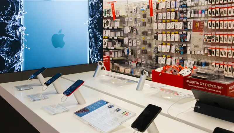 بسبب الوقت.. تيم كوك يتعمد إلغاء هذه الخاصية على هاتف آيفون الخاص به