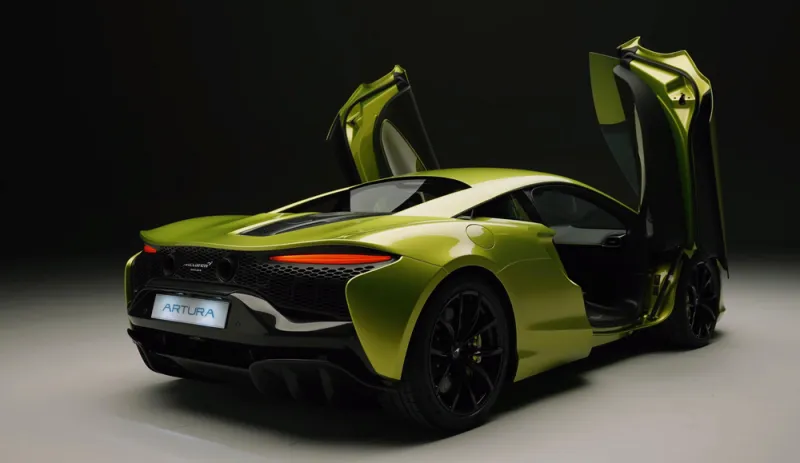 احتراق سيارة "McLaren" كهربائية بمجرد خروجها من المعرض (فيديو)