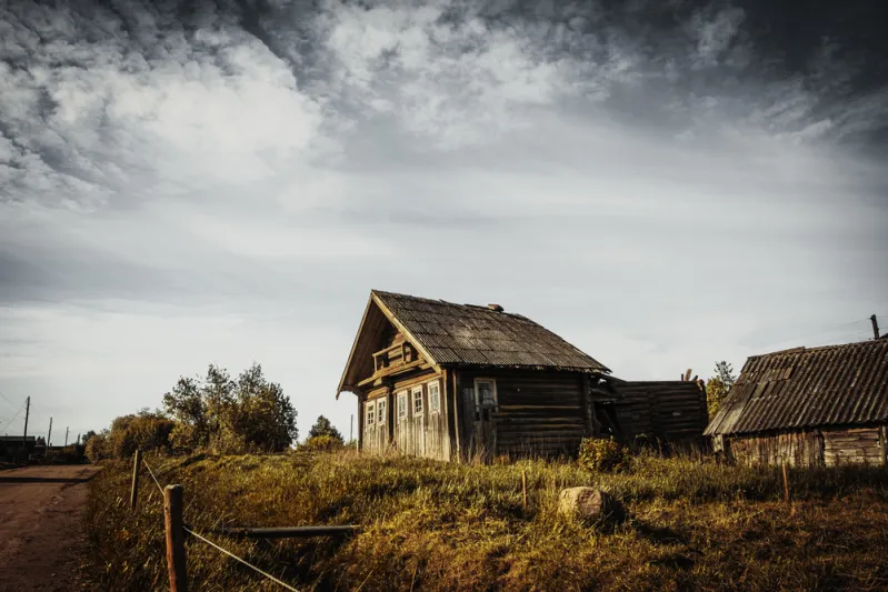 رجل يعيش منعزلاً لأكثر من نصف قرن "خوفًا من النساء" (فيديو)