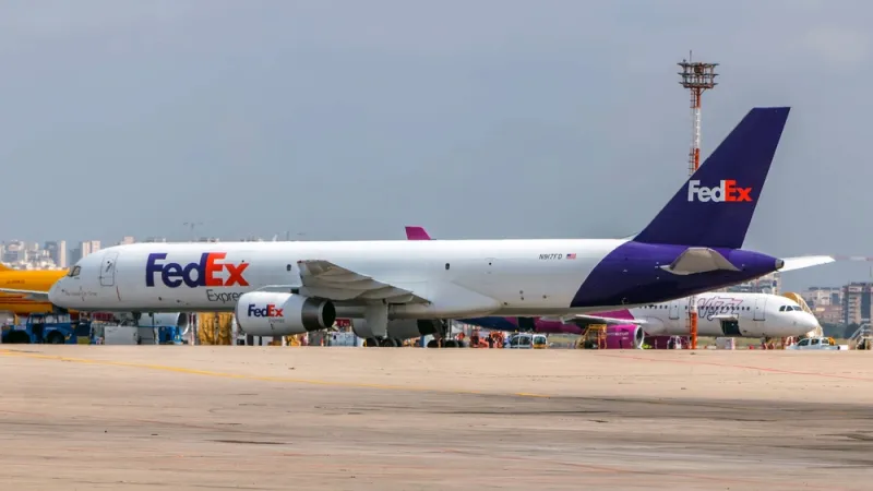 انزلاق طائرة على مدرج مطار بولاية تينيسي الأمريكية (فيديو)