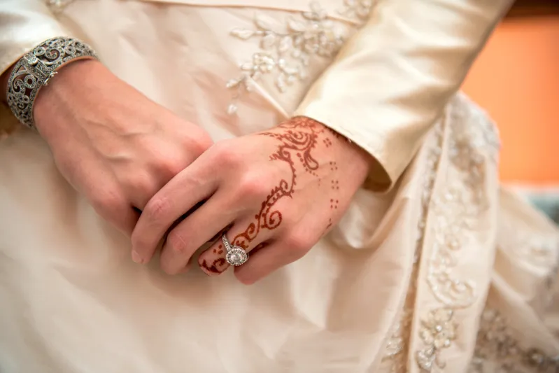 لماذا يبحث الرجل عن زوجة ثانية تصغره في السن عند التقدم بالعمر؟ (فيديو)