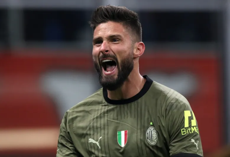 بعد طرد الحارس.. جيرو مهاجم ميلان يحرس المرمى ويتصدى لهجمة خطيرة (فيديو)