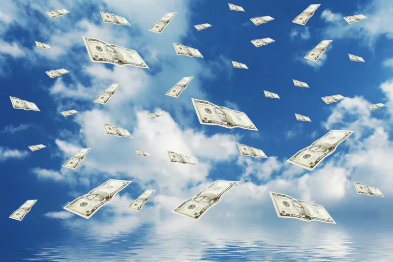 ممثل تشيكي يلقي مليون دولار على جمهوره من طائرة مروحية (فيديو)