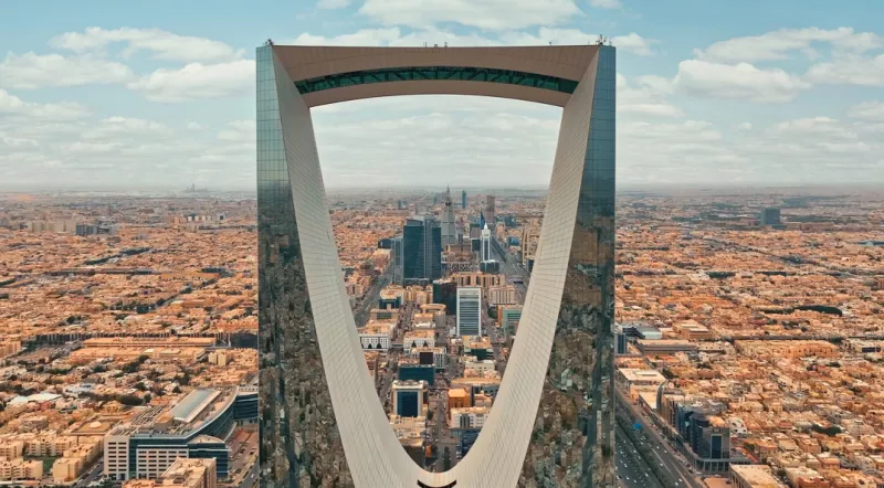 السعودية تبرز قوة اقتصادها بعد استحواذها على حصة بمطار هيثرو