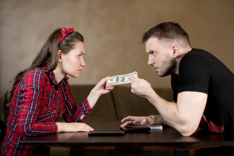 ذمة الزوجة المالية.. هل من حق الرجل السيطرة عليها؟