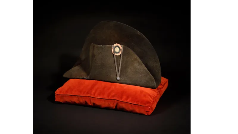 قبعة ارتداها "نابليون بونابرت" في حروبه للبيع في مزاد