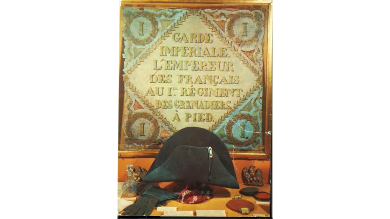 قبعة ارتداها "نابليون بونابرت" في حروبه للبيع في مزاد