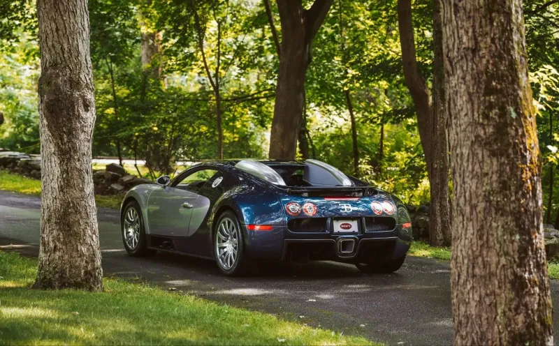 سيارة "Bugatti Veyron 16.4" موديل 2006 للبيع في مزاد بـ 1.75 مليون دولار