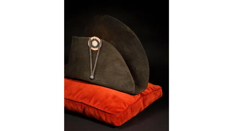 قبعة ارتداها "نابليون بونابرت" في حروبه للبيع في مزاد