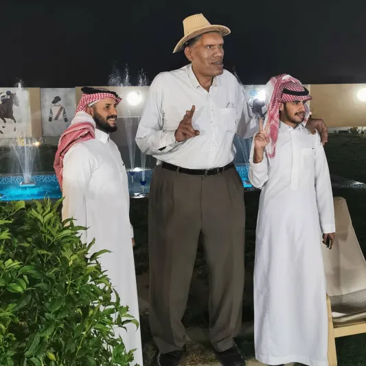 "كان مولعًا بالمملكة".. وفاة أطول رجل في العالم سابقًا بجدة