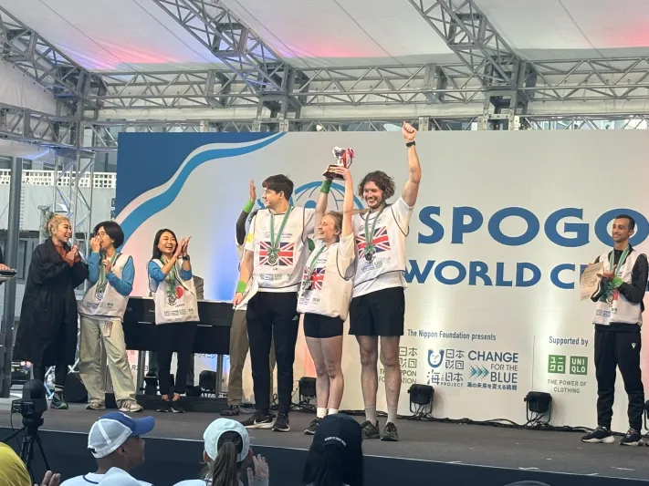 فوز بريطانيا في أول بطولة عالمية لرياضة جمع القمامة (فيديو)