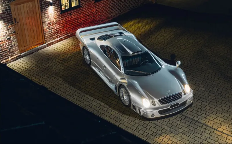 سيارة "Mercedes-Benz CLK GTR" موديل 1999 للبيع مقابل 9 مليون دولار