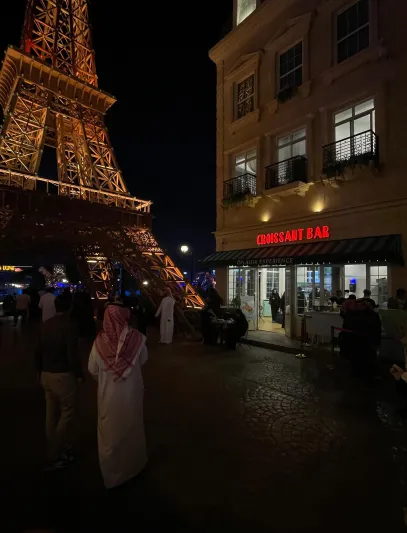 الكروسان والقهوة.. ملاذ زوار المنطقة الفرنسية في "بوليفارد وورلد"