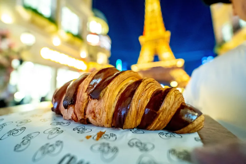 الكروسان والقهوة.. ملاذ زوار المنطقة الفرنسية في "بوليفارد وورلد"