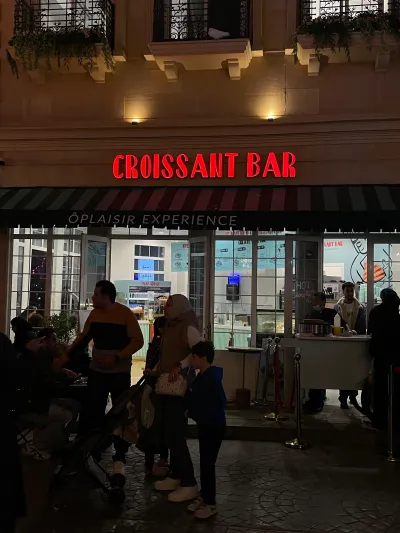 الكروسان والقهوة.. ملاذ زوار المنطقة الفرنسية في "بوليفارد وورلد"