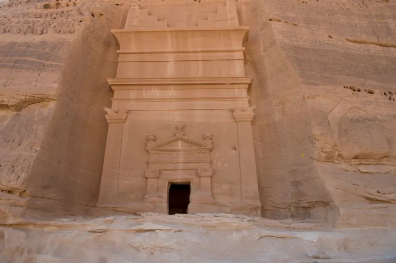 في "دادان" الأثرية.. زوّار "العُلا" يتعرفون على طرق التنقيب عن الآثار