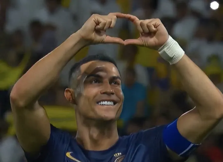 بالفيديو.. "قلب رونالدو" هل هو لجورجينا أم لعشاق النصر؟