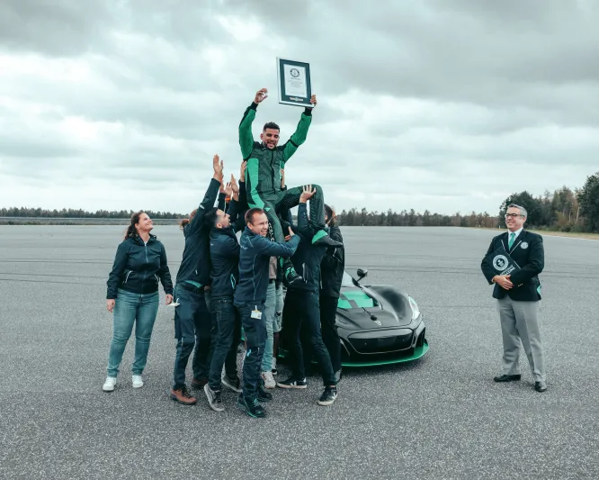 بالسير إلى الخلف.. ريماك نيفيرا تسجّل رقمًا قياسيًّا جديدًا