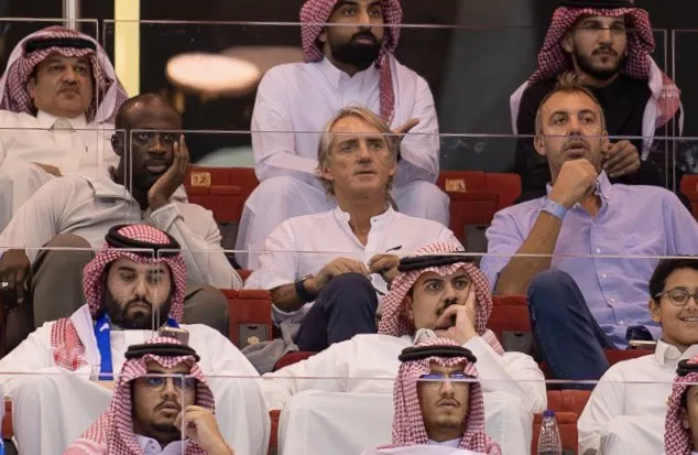 مدرب الأخضر ومساعده يايا توريه يؤديان رقصة العرضة