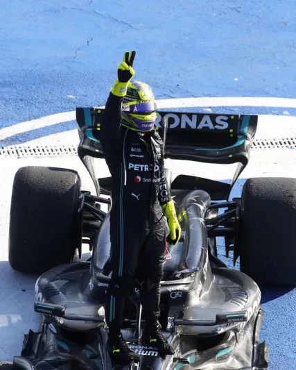 بيع سيارة لويس هاميلتون في سباقات فورمولا 1 بمبلغ خيالي