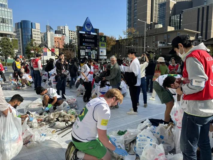 فوز بريطانيا في أول بطولة عالمية لرياضة جمع القمامة (فيديو)