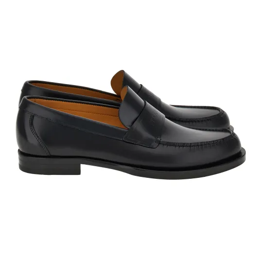 حذاء Loafer من Ferragamo باللون الأسود يزيّن حزامه الأماميّ شعار العلامة - المصدر: Ferragamo أحذية "Loafers".. لا مفرّ منها في هذا الموسم