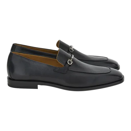 حذاء Loafer من Ferragamo مصنوع من جلد العجل الناعم الجاف الأسود يزيّنه إبزيم Gancini الرفيع المزدوج ويتميّز بطرفه الأماميّ الطويل - المصدر: Ferragamo أحذية "Loafers".. لا مفرّ منها في هذا الموسم