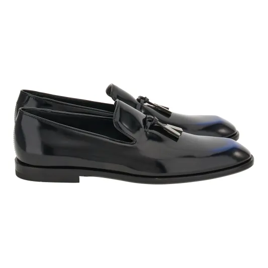 حذاء Loafer من Ferragamo مصنوع من جلد العجل الناعم اللاّمع تزيّنه الشرّابات ويتميّز بطرفه الأماميّ الطويل وبلونه الذي يتدرّج من الأسود إلى الأزرق - المصدر: Ferragamo أحذية "Loafers".. لا مفرّ منها في هذا الموسم