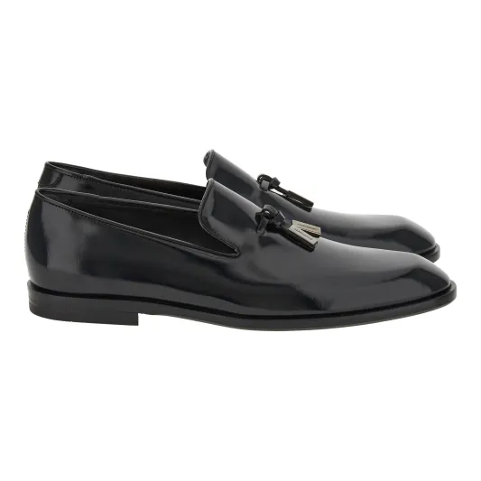 حذاء Loafer من Ferragamo مصنوع من جلد العجل الناعم اللاّمع تزيّنه الشرّابات ويتميّز بطرفه الأماميّ الطويل وبلونه الأسود - المصدر: Ferragamo أحذية "Loafers".. لا مفرّ منها في هذا الموسم