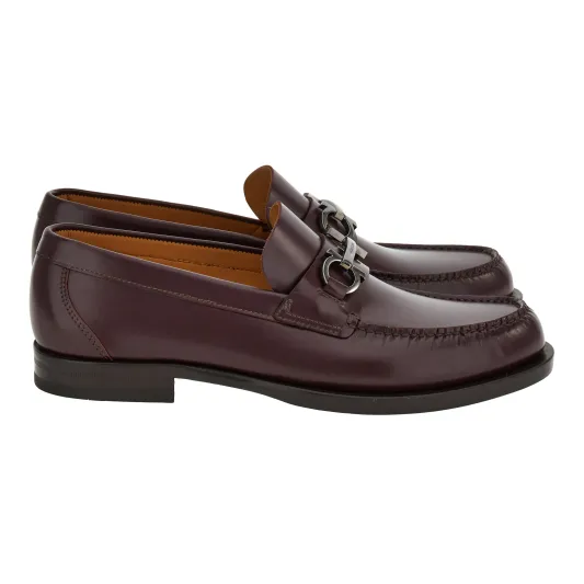 حذاء Loafer من Ferragamo باللون البنيّ مزوّد بإبزيم Gancini المزدوج باللون الفضيّ المعتّق - المصدر: Ferragamo أحذية "Loafers".. لا مفرّ منها في هذا الموسم