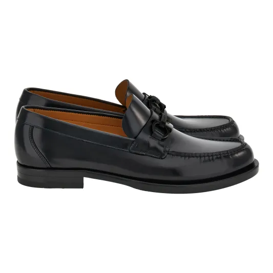 حذاء Loafer من Ferragamo باللون الأسود كاملًا من ضمنه بإبزيم Gancini المزدوج - المصدر: Ferragamo أحذية "Loafers".. لا مفرّ منها في هذا الموسم