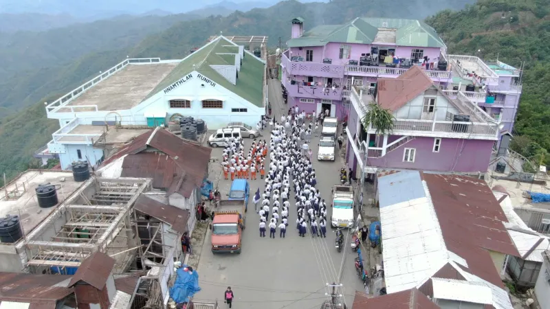 بها 199 فردًا.. أكبر عائلة في العالم تعيش في منزل واحد!