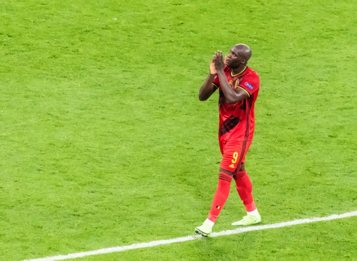 والد لوكاكو: كان على نجلي الانضمام للهلال السعودي