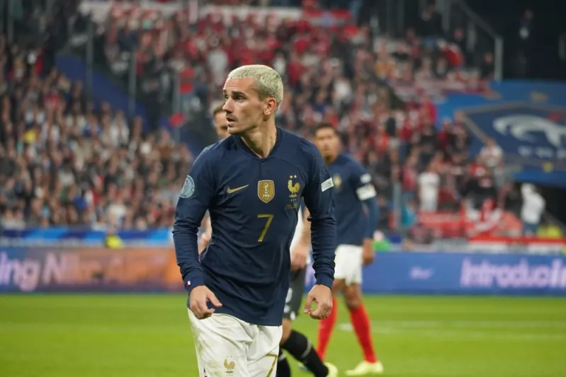 هل يكون الفرنسي "غريزمان" بديل "نيمار المصاب" في الهلال؟