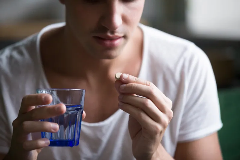 رجل يتناول قرص دواء تعبيرية عن تناول دواء منتهي الصلاحية - المصدر:Shutterstock ماذا يحدث عند تناول دواء منتهي الصلاحية؟ وكيف تتخلص منه؟