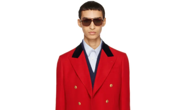 "لأصحاب القلوب الجريئة"..  كيف ترتدي الأزياء الشتوية الرجالية الحمراء؟