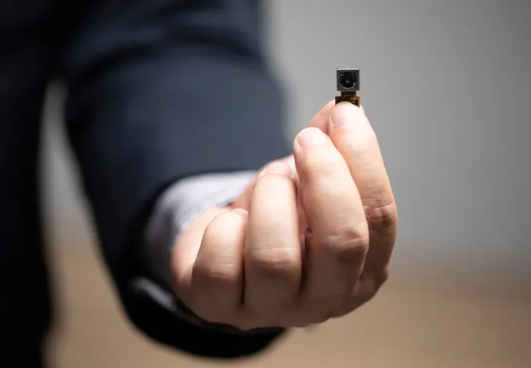 هل تشك في وجود كاميرات تجسس بغرفتك الفندقية؟ إليك طرق كشفها