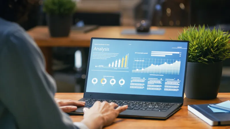 بين كفاءة الأداء وسرعة الإنجاز: دليلك لاختيار أفضل لاب توب لرجال الأعمال