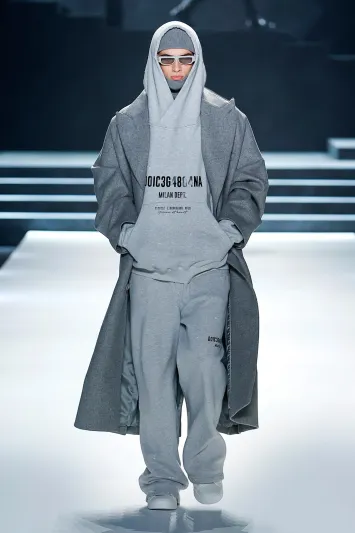 فضفاضة متحررة أم مستقيمة؟ منظور جديد لسراويل هذا الموسم