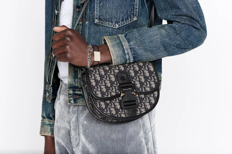 استعد للشتاء.. أحدث 6 حقائب رجالية أنيقة "خير رفيق لك"