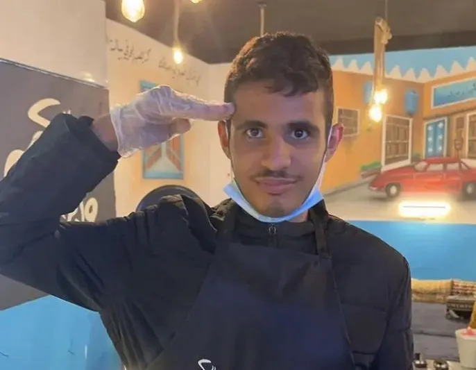 شاب سعودي يقهر التوحد وينشئ مقهى ويديره بنفسه