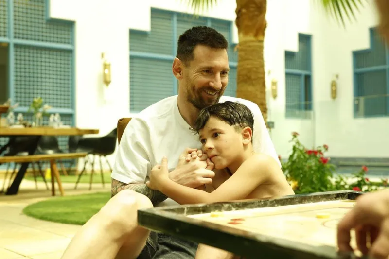 نجل ليونيل ميسي يسجل هدفًا بمقصية رائعة (فيديو)