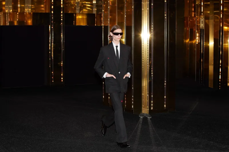 مجموعة "Celine" الرجالية لصيف 2024.. أناقة باريس وعصرية نيويورك