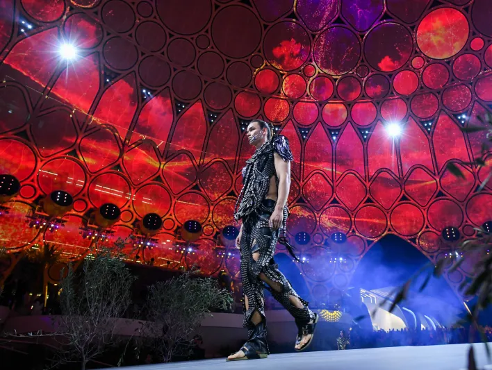 رحلة الأزياء الفاخرة نحو الاستدامة.. عرض فريد في "كوب 28" يمهد لمرحلة "إعادة التدوير"