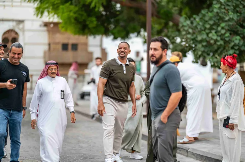 على هامش مهرجان البحر الأحمر السينمائي.. "ويل سميث" يستمتع بأجواء جدة التاريخية