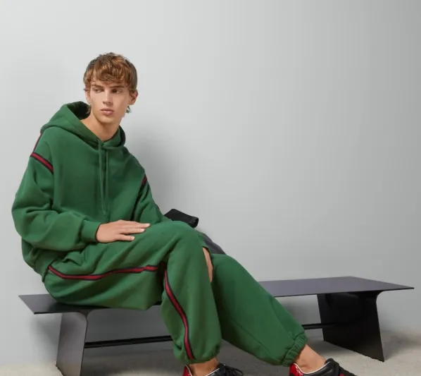 اطلالة رياضية تجمع بين الاناقة والراحة من Gucci خريف و شتاء 2023/2024 - المصدر: Gucci تصميمات هندسية وأقمشة عصرية.. دليل الرجل الجريء لخريف وشتاء 2024/2023