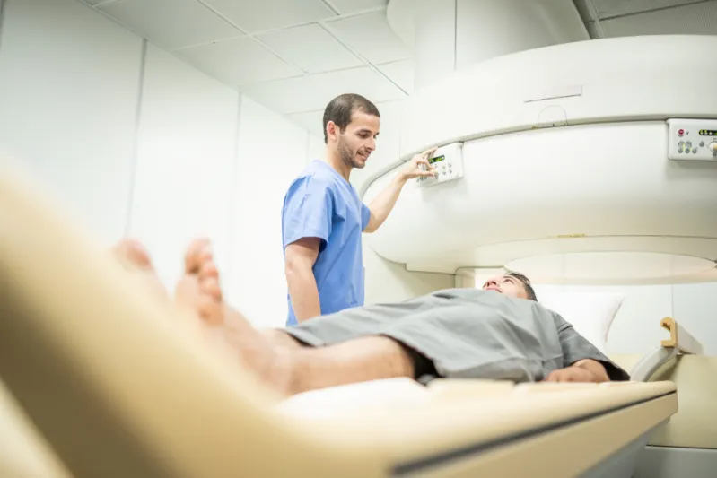 لماذا يجب تجنب حمل أي معدن خلال التصوير بالرنين المغناطيسي؟