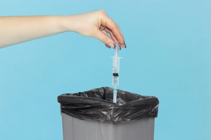 "تكلفت 4 مليار يورو".. أوروبا تلقي 215 مليون جرعة لقاحات كورونا في النفايات