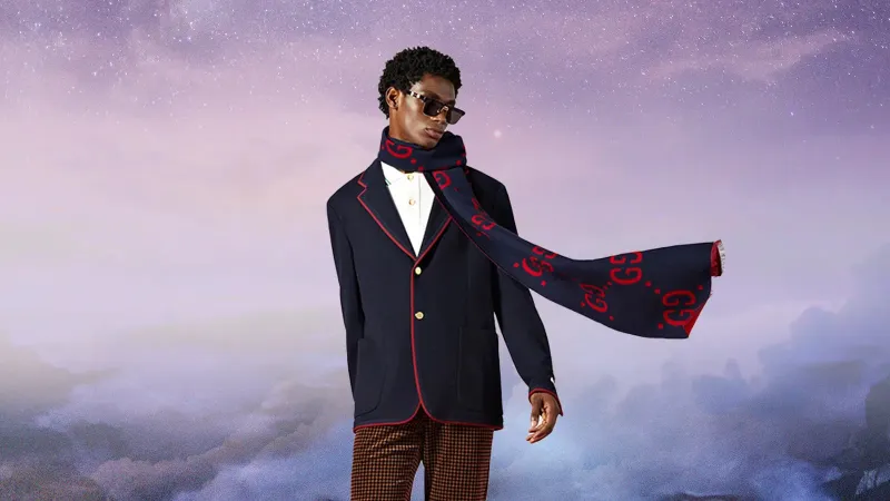 الوشاح الصوف رمز الأناقة في خزانتك الشتوية.. "لا تبطل موضتها أبدًا"